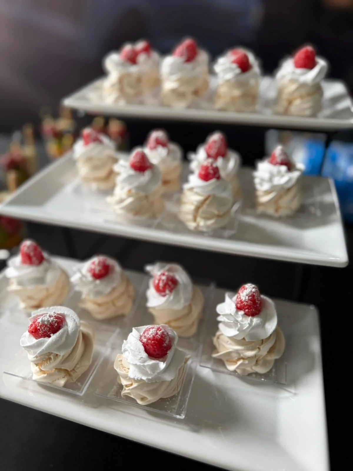 Postres individuales preparados por AUTÉNTICO para un evento personalizado.