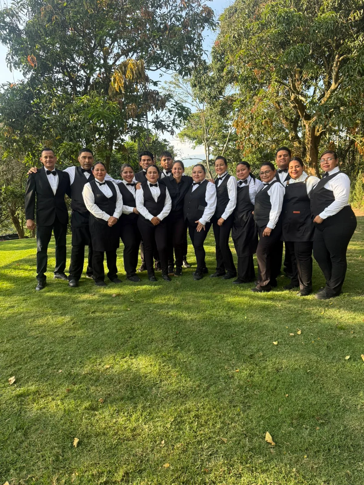 Equipo completo de AUTÉNTICO reunido antes de brindar servicio en un evento.
